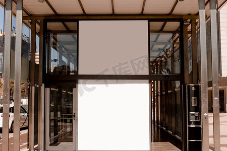 公司海报摄影照片_空白的白色广告牌入口公司大楼