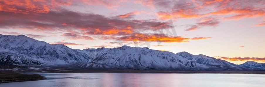 美丽的自然景色在初冬山区。内华达山脉风景。美国加利福尼亚州旅游和寒假背景。