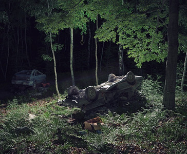 万圣节幽灵摄影照片_有汽车框架的幽灵夜森林3d例证