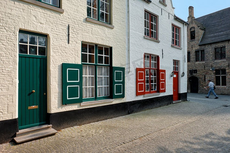 一个老房子和街道的门和窗与运动模糊的人，布鲁日（布鲁日），比利时.布鲁日，比利时