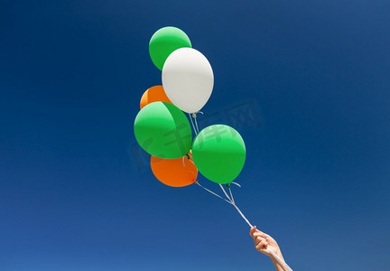 假日，生日和聚会装饰概念—关闭充气氦气气球在蓝天。近拍氦气球在蓝天