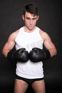 男背摄影照片_拳击手举起手臂强壮的运动肌肉男，运动男展示肌肉男性背部孤立在黑色背景下