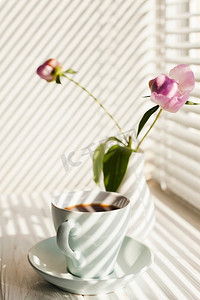杯子花瓶摄影照片_影窗百叶窗咖啡杯花瓶