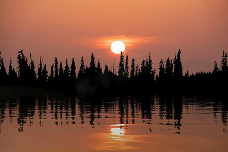 光辉摄影照片_照片和例证的春天日出风景的混合媒体图象在水库湖与黎明的光辉散布在水 