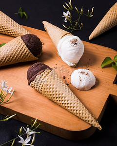 冰淇冰糕雪糕甜筒摄影照片_冰激凌蛋筒木板