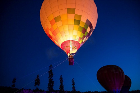 夜间飞行的热气球