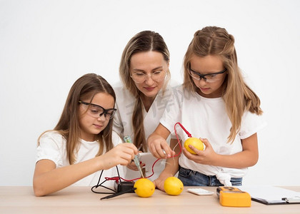 做酸奶摄影照片_女孩做科学实验与女教师柠檬