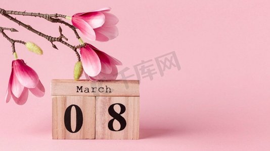 字体框摄影照片_前视图3月8日字体与粉红色花朵复制空间