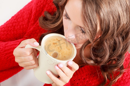 有吸引力的秋天女孩红色秋季毛衣拿着白色马克杯有咖啡温暖饮料的妇女温暖自己放松顶视图关闭