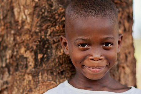 微笑的非洲孩子在户外走近