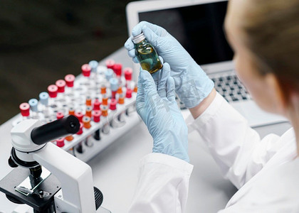 女研究员实验室用试管疫苗瓶