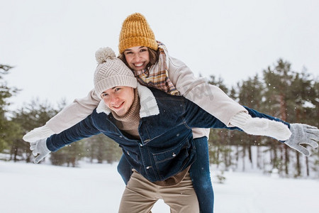 免费圣诞摄影照片_人，季节，爱和休闲概念—快乐的夫妇有乐趣在冬季公园。快乐的夫妇有乐趣在冬季公园