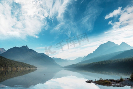 美丽的鲍曼湖与壮观的山脉反射在冰川国家公园，蒙大拿州，美国。Instagram滤镜