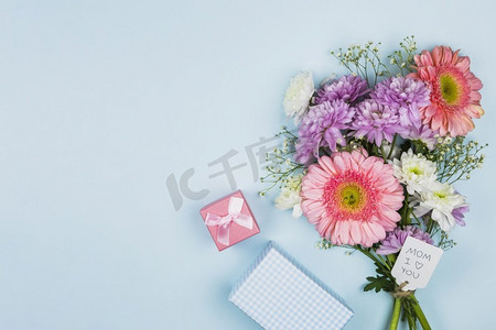 花束鲜花与标题标签近礼物盒笔记本 