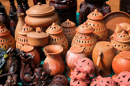 陶瓷摄影照片_ 陶器，粘土制品，陶瓷，集市