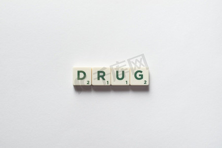 毒品词形成的拼字游戏块在白色背景。医疗保健和药物治疗。由拼字积木形成的药物。