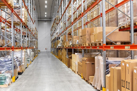 物流、仓储、运输和行业概念—货物存储在仓库货架上。仓库货架货物存放
