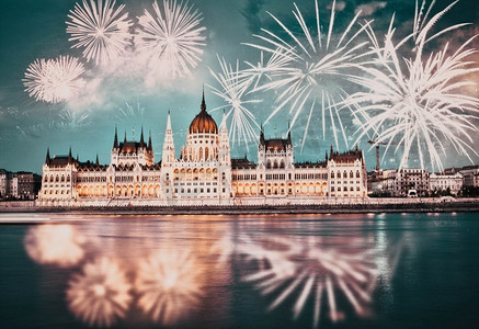 匈牙利议会周围的烟花—新年，布达佩斯