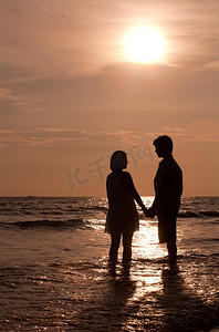 五一幕布摄影照片_海滩上情侣浪漫幸福的一幕