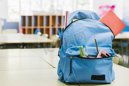 蓝色的学童背包桌。高分辨率和高质量的美丽照片。蓝色的学童背包桌。高画质美照理念
