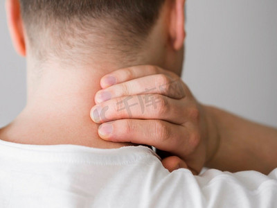 脖子疼的男人高分辨率照片。男子颈部疼痛