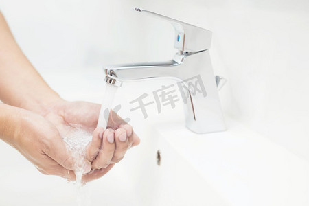 新冠摄影照片_男人洗手，保护他们免受病毒、新冠肺炎和细菌的侵害。