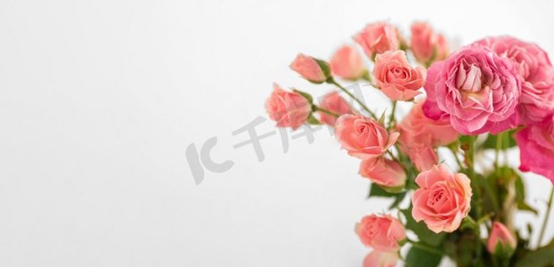 桌子桌面摄影照片_花瓶与玫瑰表复制空间。漂亮的照片。花瓶与玫瑰桌子复制空间