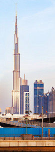 迪拜，阿联酋—2018年2月：迪拜哈利法塔垂直全景从迪拜运河看