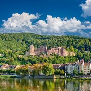 腾云线条摄影照片_海德堡镇与老卡尔西奥多桥和城堡内卡河在巴登—符腾堡，德国 