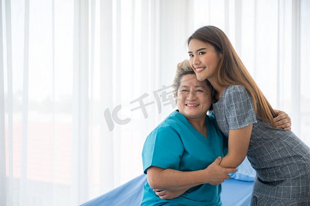 女儿去看望生病住院的祖母。