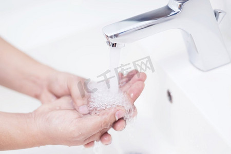 妇女用肥皂洗手以防止电晕病毒或新冠肺炎19