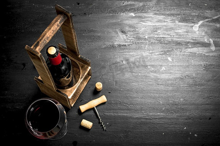 红葡萄酒有瓶塞和软木塞。在黑色黑板上。红葡萄酒有瓶塞和软木塞。