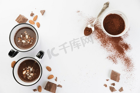 饮料照片摄影照片_顶视图热巧克力坚果可可粉。高分辨率照片。顶视图热巧克力坚果可可粉。高品质的照片
