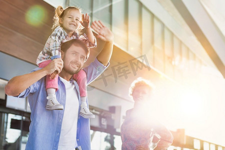 一个幸福的家庭的肖像抵达机场与镜头耀斑