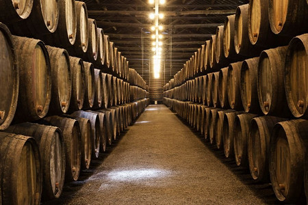 木制摄影照片_葡萄酒酒窖的桶，波尔图，葡萄牙
