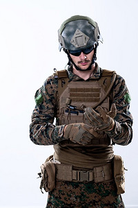 现代战争士兵双手特写佩戴防护战斗手套白色背景