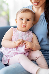 家庭，童年和母性概念—小女婴与快乐的母亲肖像。小女婴的肖像与快乐的母亲