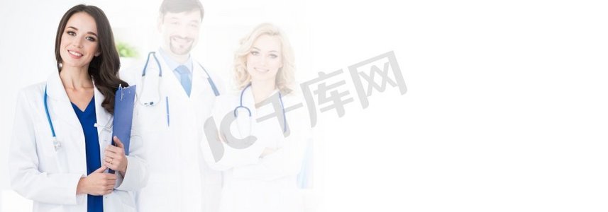 一个由医生、男性和女性组成的医疗队，以白色背景和复印空间隔离。医疗队医生