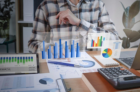 从事财务和会计工作的商务人士在办公室里分析财务图表、预算和未来规划。