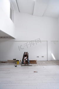 在新公寓的施工现场制作强化地板的熟练工人