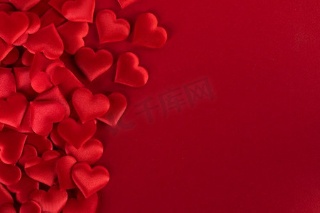 情人节在纸背景，爱概念的许多红丝心。’情人节心背景