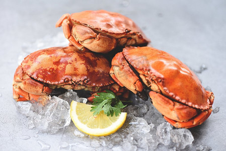 沙拉摄影照片_新鲜的蟹在冰和柠檬沙拉在盘子背景/熟蟹海鲜 