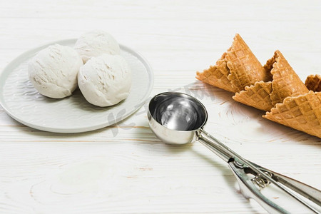 在冰淇淋球旁边舀一勺华夫饼甜筒。高分辨率照片。在冰淇淋球旁边舀一勺华夫饼甜筒。高品质的照片