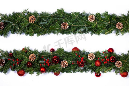 冬季树枝摄影照片_圣诞节框架装饰冷杉树枝锥红冬青浆果小玩意儿在白色背景隔绝。圣诞树框架装饰白色