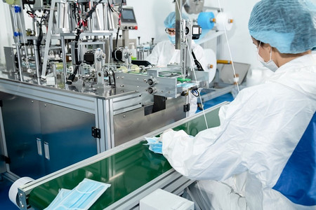 现代化工厂口罩生产线。2019冠状病毒病预防的概念。