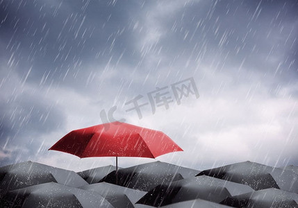 雨和雷雨下的黑一红伞