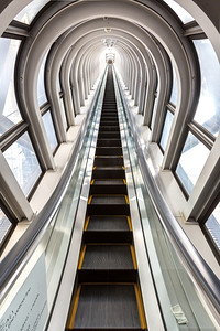当代蓝色玻璃商务中心内的透视扶梯楼梯，成功提升职业生涯的概念