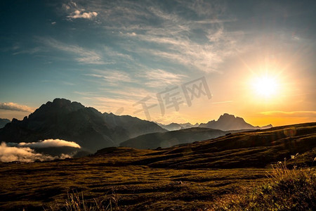 在阿尔卑斯山的美丽风景的风景，意大利的美丽自然白云阿尔卑斯山的风景。