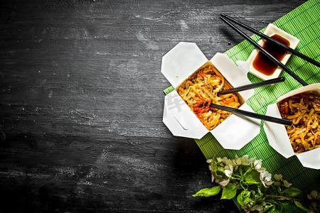 面酱摄影照片_中国菜。虾仁、蔬菜和芝麻酱面。酱油虾面。