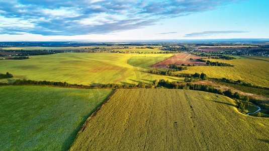 九月农业田野空中全景图。阳光明媚的秋天风景。草地，河，村庄，土路白俄罗斯.玉米收割。